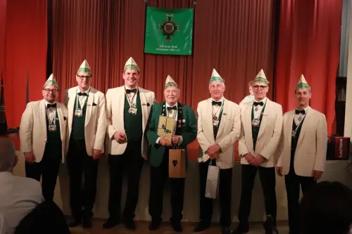 Gruppenbild-Ehrung-der-Mitglieder