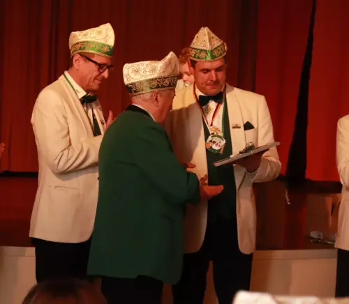 Uebergabe-der-Urkunde-an-Erich-Odenthal