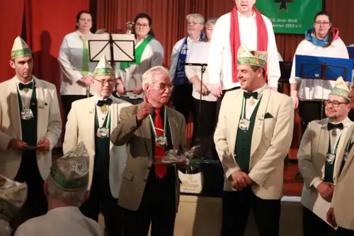 Willy-Fuhrmann-mit-Geschenk