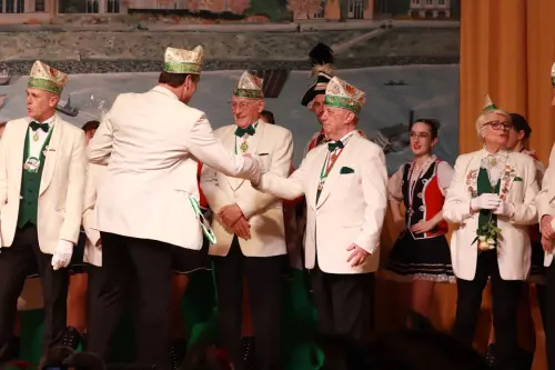 Bene-und-Ralf-bei-Geschenkuebergabe