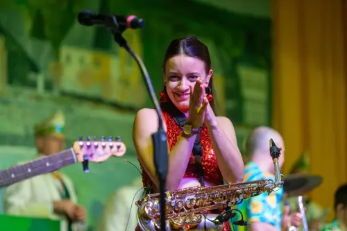 Druckluft-Nahaufnahme-Saxofonistin