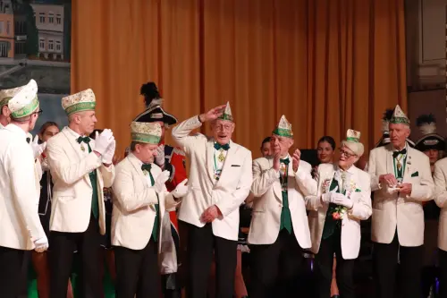 Ehrenpraesident-Klemmer-wird-begruesst