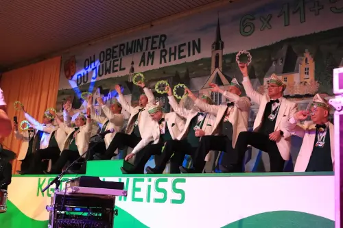 Elferrat-schwingt-die-Arme