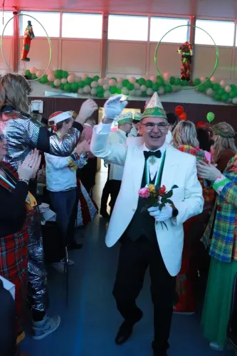 Frank-mit-Blumen-beim-Einmarsch