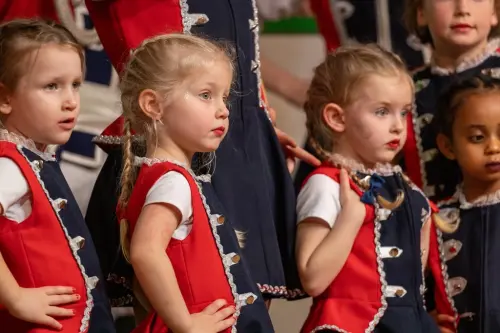 HGO-Kids-schauen-beim-Auftritte-der-grossen-zu