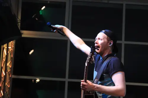 Milljoe-Publikum-singt-mit