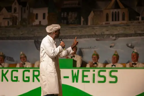 Motombo-im-Gespraech-mit-Kapelle