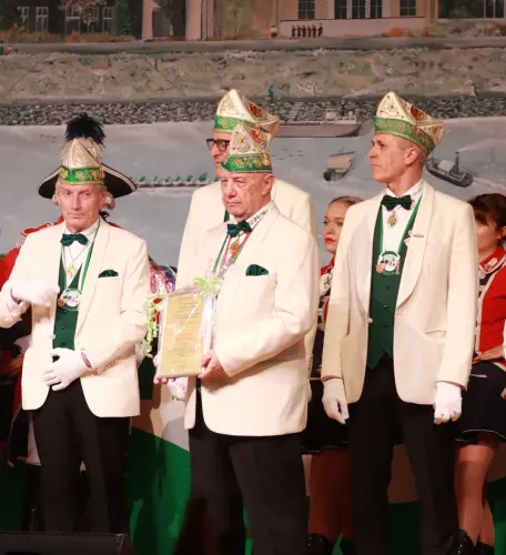 Ralf-mit-Geschenk-in-Gross