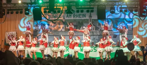 Rot-Weiss-Bechem-Hebefiguren