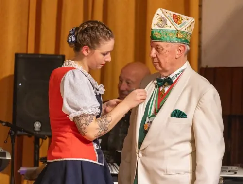 Sabrina-ueberreicht-Ralf-den-HGO-Pin