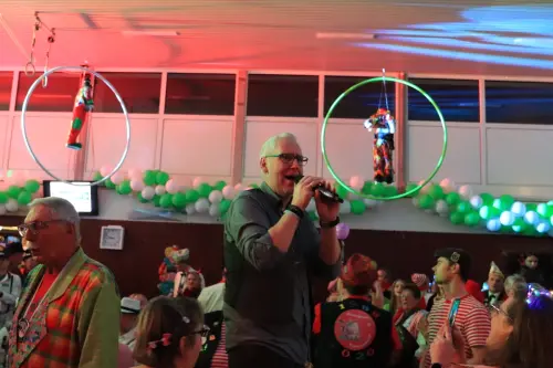 Saenger-Jeckediz-im-Publikum-unterwegs