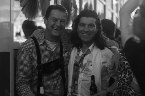 Zwei-Gaeste-in-schwarz-weiss