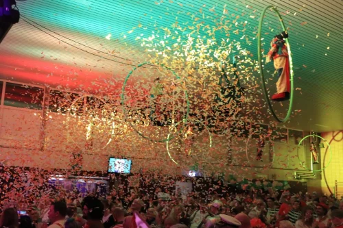 Auftritt-Kluengelkoepp-Konfettiregen