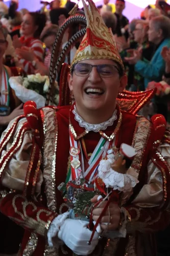 Prinz-Rafael-gut-gelaunt-beim-Ausmarsch