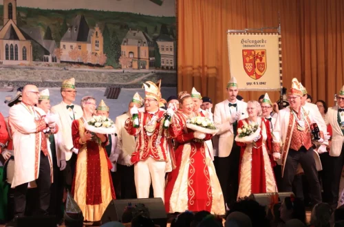 Prinzenpaar-gut-gelaunt-auf-Buehne