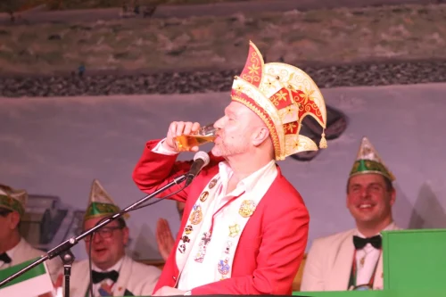 Volker-Weiniger-Sitzungspraesident-trinkt