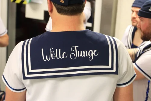 Woelle-Junge-vor-Auftritt