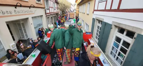 Chris-aufm-Wagen-mit-Getraenk