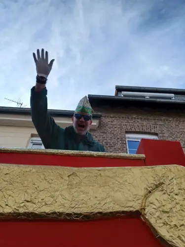 Chris-mit-Alaaf-vom-Wagen