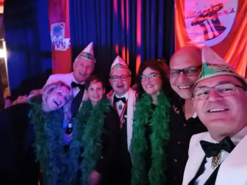 KG-Maenner-mit-ihren-Frauen