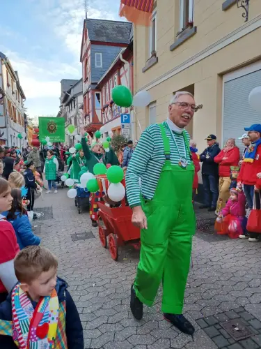 Opa-Kauert-aufm-Rosenmontagszug