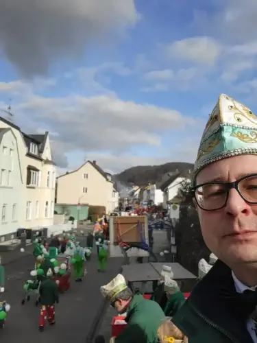 Selfi-Silvio-aufm-Wagen