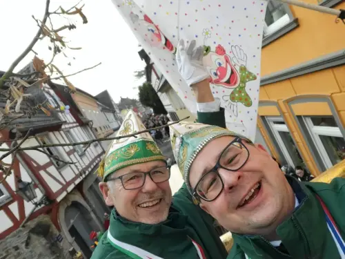 Selfi-Silvio-und-Jo-aufm-Wagen