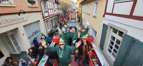 Wagenbesatzung-beim-Alaaf-von-oben