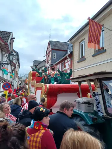 Wagenbesetzung-beim-Alaaf